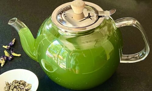 Ein leckeres Rezept ist ein gesunder Gemüse-Smoothie-Ersatz. Spirulina-Tee.