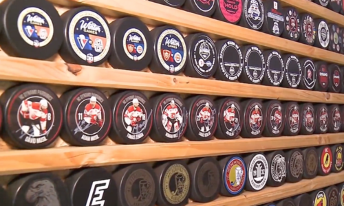 Sklep plný národní hrdosti: Sběratel puků z Kounova jich má tisíce a zdaleka nekončí