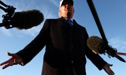 Trumpa baví „zabíjanie vyšinutých šmejdov“, Fico a Šimečka píšu listy a palivo dražie