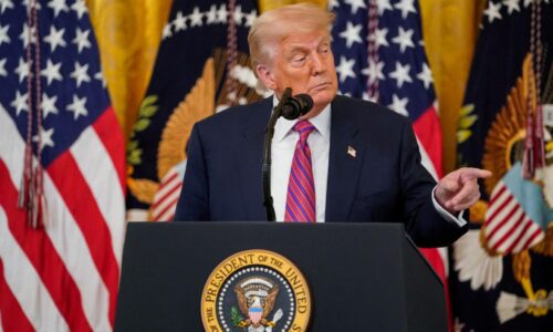 Ceny ropy rozhodnú kľúčové americké voľby. Sny o totálnom zničení Iránu štiepia republikánov