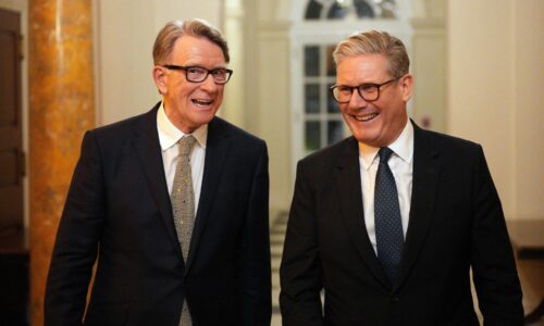 Britský premiér Starmer bojuje o prežitie, Epstein mu zo záhrobia podkopáva stoličku