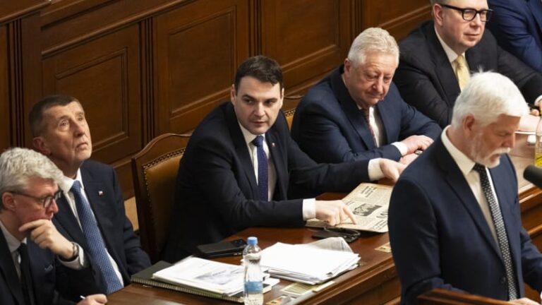 Spor macinky s pavlem i výdaje na obranu ohrožují česko. opozice bije na poplach a žádá změnu