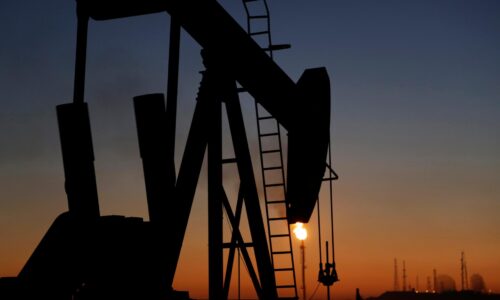 Brent v piatok druhý deň po sebe uzavrel nad hranicou 100 dolárov za barel. Obchodníci sledujú vojnu v Iráne