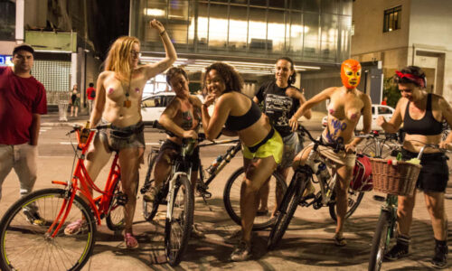 OBRAZEM: Zcela nazí v sedle. Tisíce cyklistů v Sao Paulu odhodily šaty, aby přežily na silnici