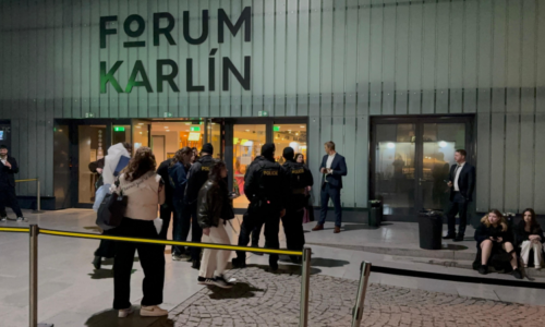 Mezi studenty tekla krev. Ples pražské školy pro budoucí policisty skončil hromadnou bitkou