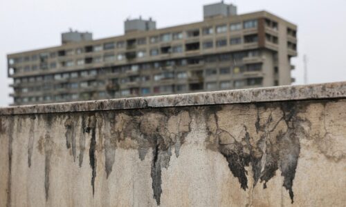 Pálenie očí a ťažkosti s dýchaním. Po náletoch na ropné zariadenia ohrozuje obyvateľov v Iráne toxický dážď