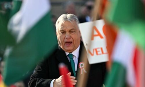 Orbán se opřel do EU a Ukrajiny: Parašutistům z Bruselu vyprášíme kalhoty, vzkázal příznivcům
