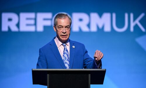 Britské kostoly sa menia na mešity, zastavme to, burcuje Farage. Čísla hovorí iný príbeh