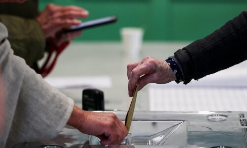 Voličská účasť vo Francúzsku prekonáva posledné komunálne voľby len mierne