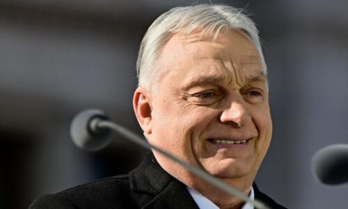 Nebudeme ukrajinskou kolóniou, píše sa na transparente. Orbán sa v Budapešti prihovoril svojim podporovateľom