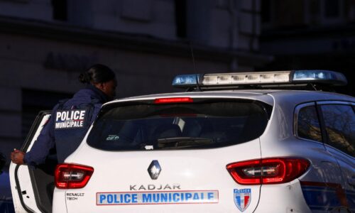 Vo Francúzsku zatkli dvoch bratov, ktorí plánovali smrteľný antisemitský útok. V aute našli zbraň