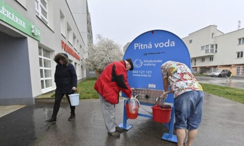 Výpary zamořily vodojem u Prahy. Z kohoutků teče páchnoucí voda, čeká se na výsledky rozborů