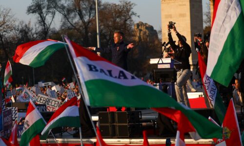 Sme súčasťou Západu, EÚ a NATO, povedal Magyar na zhromaždení v Budapešti. „Rusi domov!“ skandoval dav