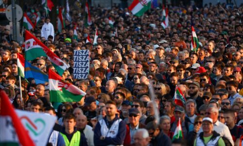 Orbán aj jeho súper Magyar zvolali svojich priaznivcov do ulíc Budapešti, aby ukázali silu pred voľbami