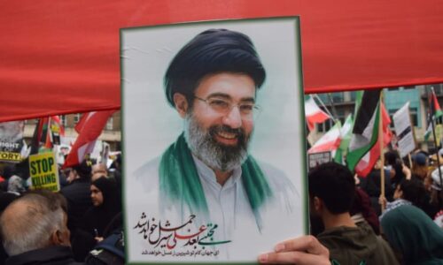 Kde je nový vůdce Íránu? Zraněný Chameneí se léčí u Putina v paláci, popisuje zdroj tajnou akci