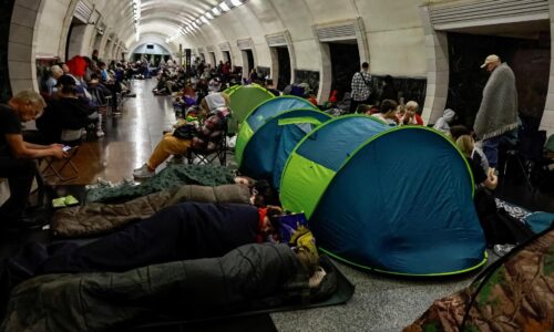Metro ako druhý domov. Obyvatelia Kyjeva sa bijú o miesta na spanie v podzemí