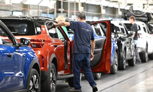 Obrovská strata Stellantisu dobehla fabriku v Trnave. Vyrábali sme nonstop, odmeny neuvidíme, tvrdia odbory