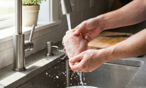 Robíte to pri varení aj vy? Tento nevinný zvyk v kuchyni môže spôsobiť vážne zdravotné problémy celej rodine a voda to nespraví!