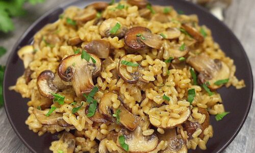 Ein sehr einfaches und leckeres Rezept für cremigen Reis mit Pilzen. Leichtes Abendessen!