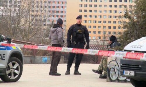 Drsné pobodání u metra v Praze: Útočník trefil hrudník. Policie zadržela silně opilou trojici