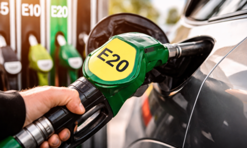 Sotva si řidiči zvykli na benzin E10, už se mluví o E20. Zvládnou ho starší auta?