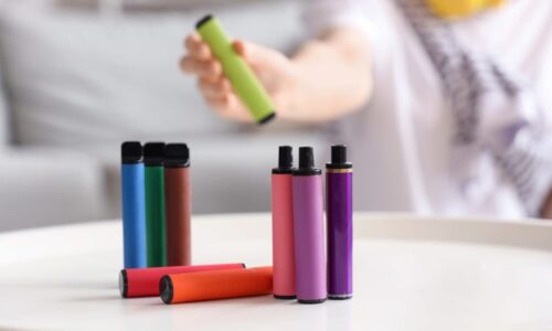 Jednorázové e-cigarety končí v obyčejném koši a ohrožují okolí. Ministr apeluje na uživatele