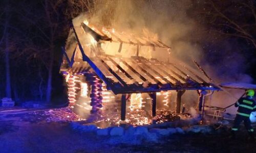 V Lehote pod Vtáčnikom horela chata, boj s plameňmi trval hodiny