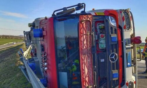 Muž bez vodičáku unikal polícii: skončil v rokline, na ceste k zásahu sa prevrátili aj hasiči