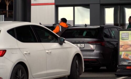 České benzinky vzali útokem Němci. Je to tu mnohem levnější, pochvalují si