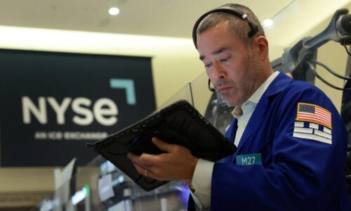 Akcie v USA pred rozhodnutím Fedu o úrokoch vzrástli, dolár klesol