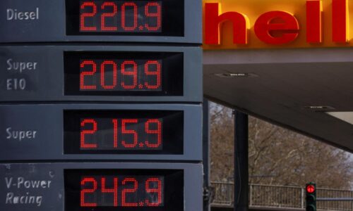 Vodiči platia, vlády inkasujú. Drahšie palivá plnia štátne kasy, veľká suma je v hre aj na Slovensku