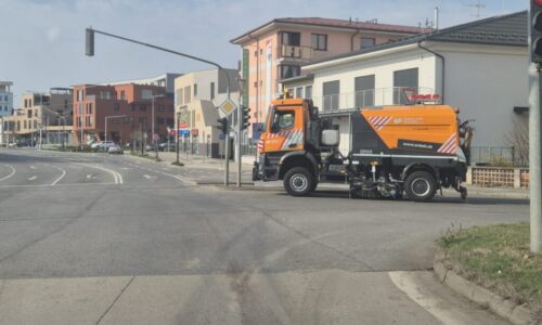 Župní cestári prechádzajú na jarný režim. Technika už čistí cesty v Malackách
