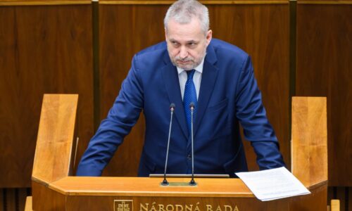 Dostál podáva podnet voči Šutajovi Eštokovi, mal uprednostniť súkromný záujem