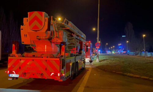 Požár na Vsetínsku: V plamenech zemřela domácí zvířata, majitel budovy utrpěl zranění