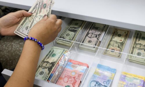 Švédsko sa vracia k hotovosti, obchody a lekárne budú musieť prijímať bankovky