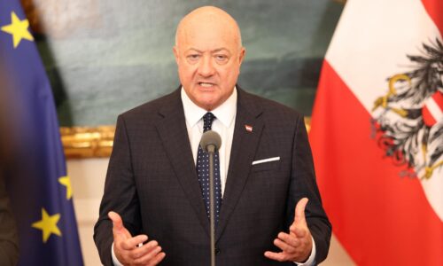 Štát nesmie zarábať na kríze, vyhlásil kancelár. Rakúsko plánuje znížiť daň z pohonných látok