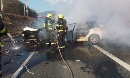 Drtivý náraz, pak sešrotovaná auta začala hořet. K nehodě u Ústí letěl záchranářský vrtulník