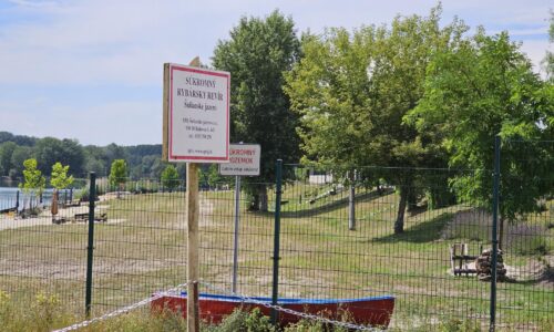 Zvyšovanie cien ropy tlačí na vlády, kybernetický útok s následkami a čierne stavby na súde (Brífing HN)