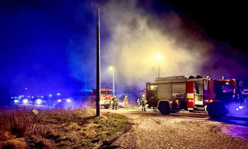 Vo Svidníku horela bytovka, hasiči rozoberajú strechu