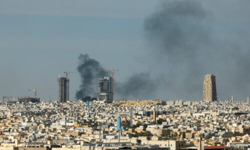 Trosky rakety zranili v Rijáde štyroch ľudí, niektoré dopadli blízko rafinérie južne od mesta