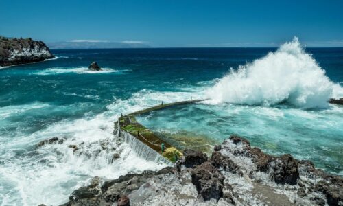 Napätie na Tenerife rastie. Miestni bojujú proti turistom, ničia autá z požičovne