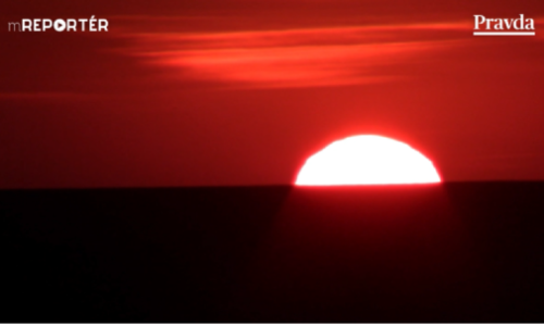 Takýto magický západ slnka sa podarilo zachytiť v malej obci pri Nitre. Vyzerá ako z romantického filmu