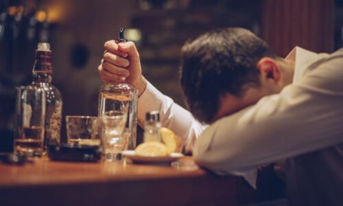 Těžké ráno s kocovinou? Spasit vás může správné jídlo. Vědci radí, co si naservírovat