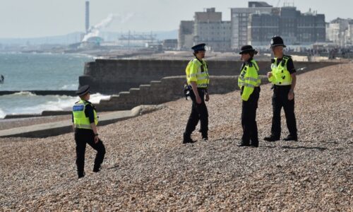 Hromadné znásilnění na pláži i výsměch oběti. Žena u britského soudu popsala napadení migranty