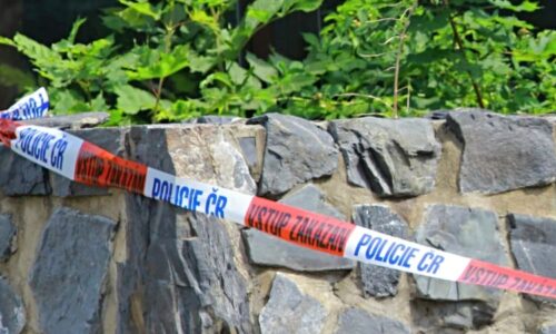 Mrtvý senior v příkopu u nákupního centra v Ostravě: Rodina ho hledala, policie hledá svědky