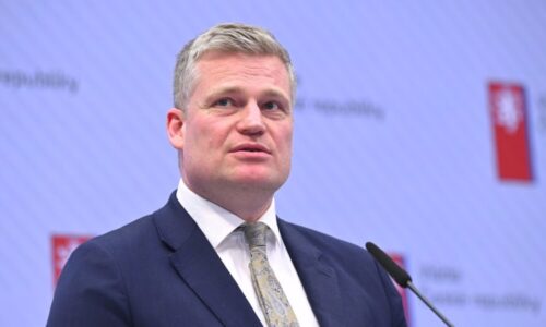 Turek se s takovou angličtinou ani nedomluví, nechápal Vondra. Dostálová se kolegy zastala