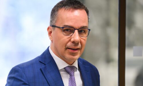 Hlas navrhne zmrazenie paušálnych náhrad členov vlády