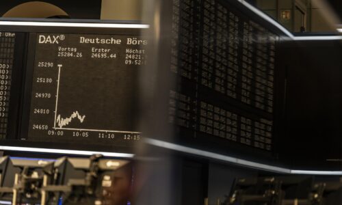 Akcie v USA v reakcii na rozhodnutie Fedu oslabili, dolár klesol