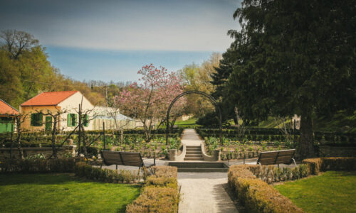 Záhrada kaštieľa v Modre sa prebúdza