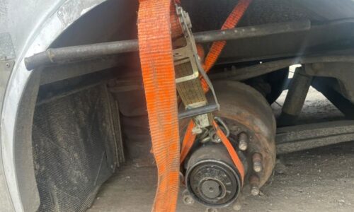 Kamionu chybělo za jízdy kolo, ukazují snímky jihočeské policie. Nápravu řidič přivázal